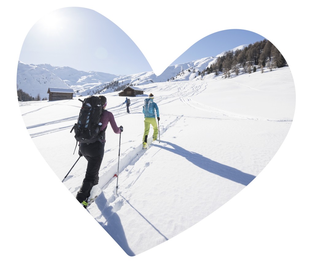 Almgasthof Geisler | Tour sugli sci sulla Plose, in Valle Isarco e nelle Dolomiti L'immagine mostra un gruppo di scialpinisti che hanno tracciato una pista nel paesaggio alpino innevato dell'Alto Adige e stanno conquistando la montagna sotto il bel sole invernale.