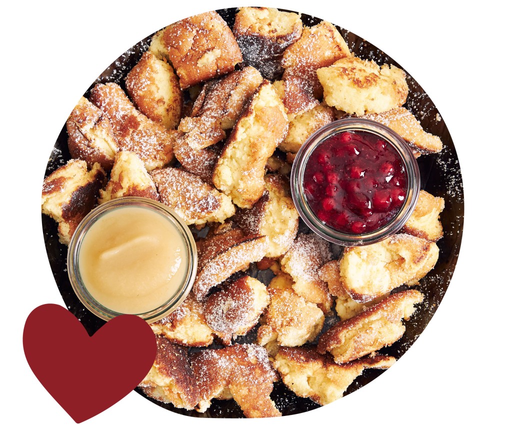 Almgasthof Geisler | typische Südtiroler Mehl- und Süßspeisen wie Kaiserschmarrn Das Bild zeigt einen Kaiserschmarrn. Er ist eine typische Südtiroler Speise und mit Staubzucker bestreut. Die Teig-Scheibchen tunkt man in Apfelmuß oder Preiselbeermarmelade