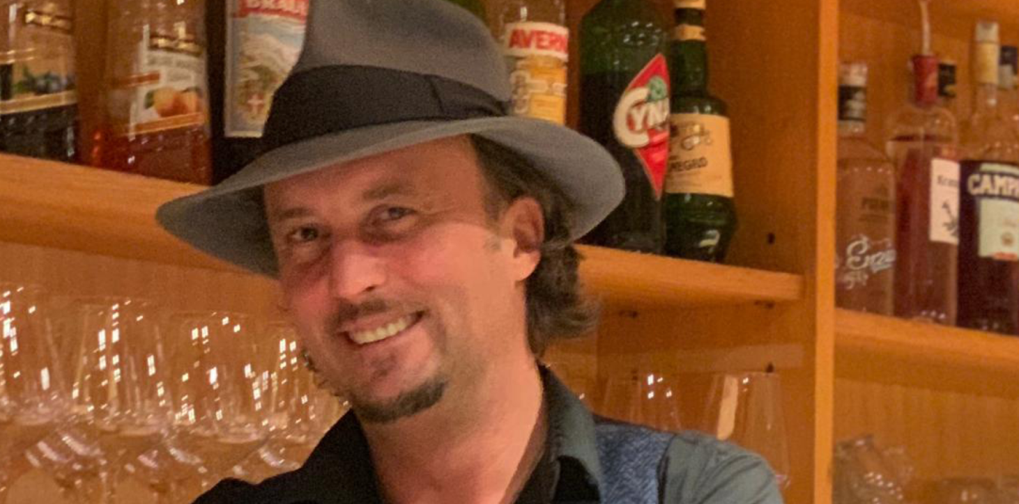 Almgasthof Geisler | Con un ospite come Hörby, ti garantiamo che non ci sarà mai un momento di noia. Almgasthof Geisler | Con il nostro ospite Hörby - una persona divertente e spiritosa, che ride volentieri e svolge il suo lavoro con gioia e entusiasmo, non ci sarà mai un momento noioso.